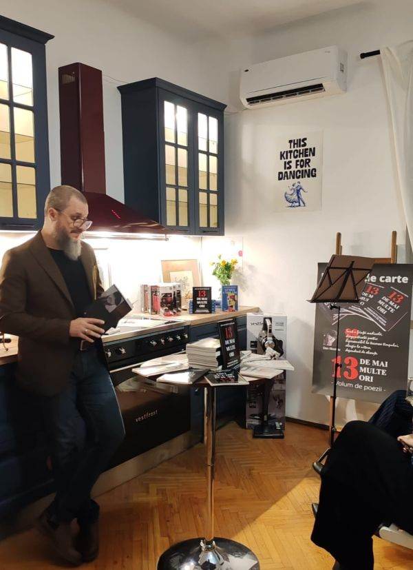 BURSA are privilegiul unui poet în redacţie - Dan Nicolaie şi-a lansat volumul de versuri "13 de mai multe ori"